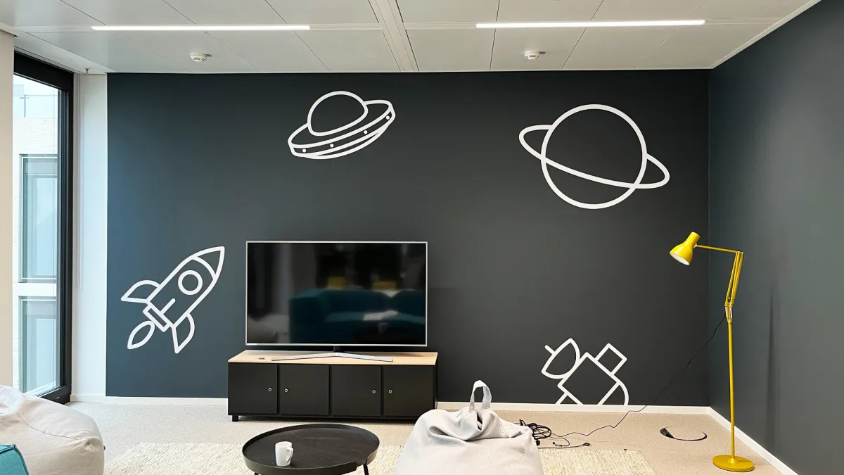 Individuelle Wandgestaltung mit Raketen und Planeten aus Folienplot im Vektorformat